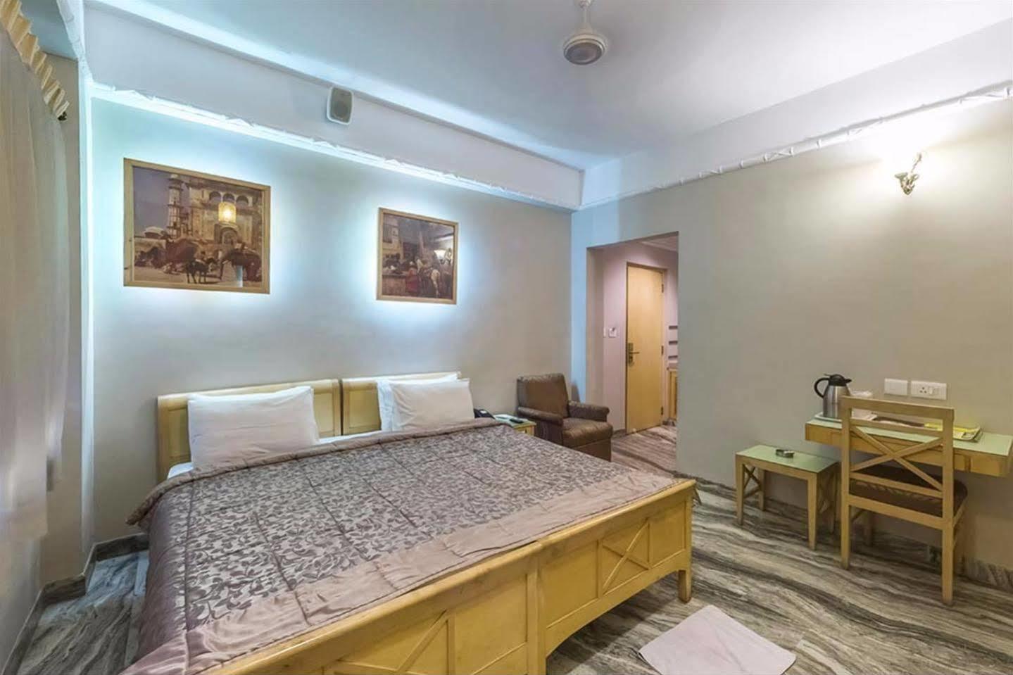 Treebo Komfort Suites, 3 Km From Mysore Palace Εξωτερικό φωτογραφία